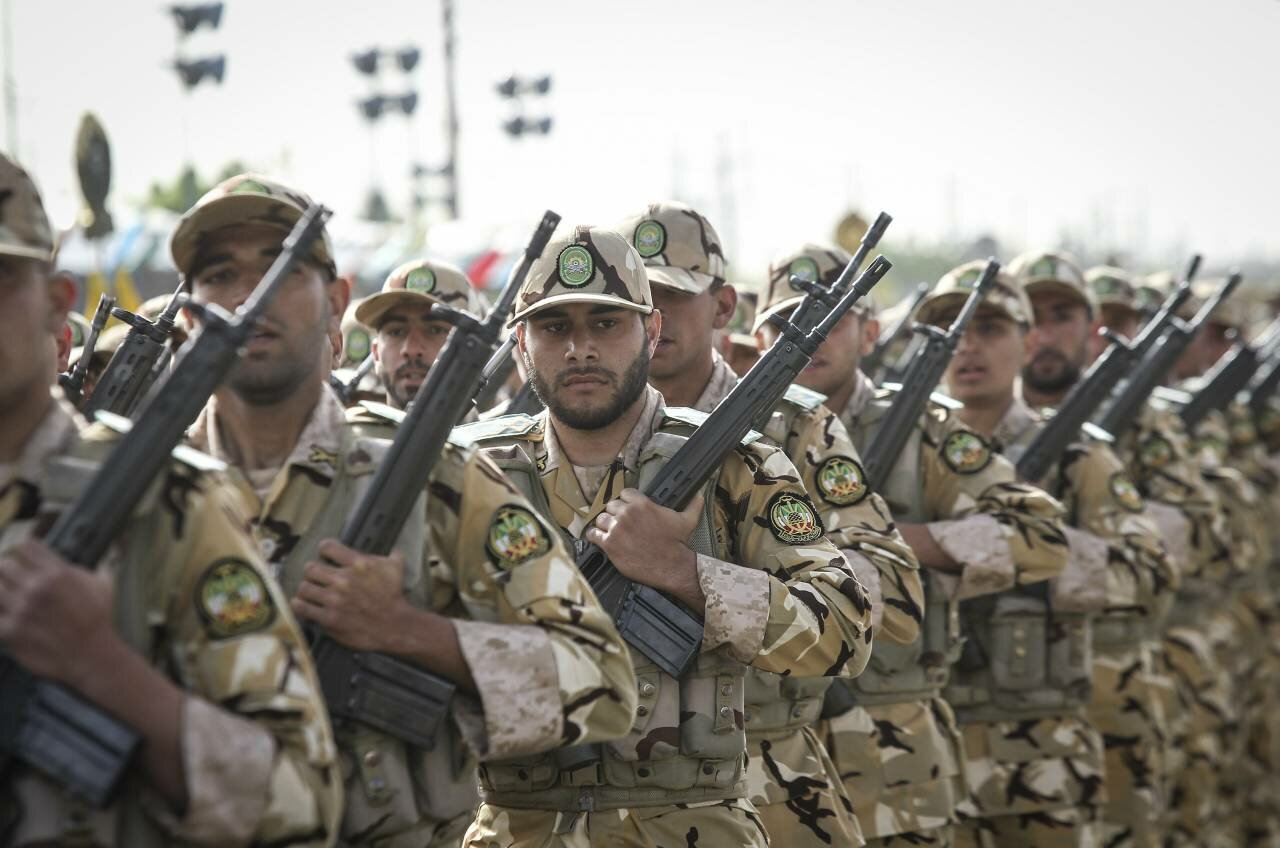 Иран будет наносить ответный удар по военным объектам США - советник Хаменеи