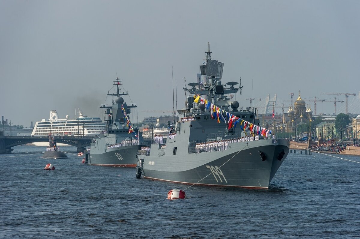 ​День ВМФ России: прямая видеотрансляция парада и поздравление Путина в Санкт-Петербурге