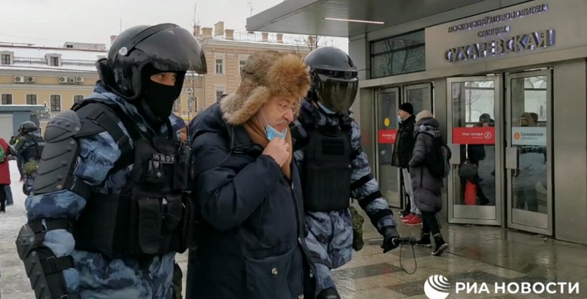 Задержание Николая Сванидзе на митинге Навального в Москве попало на видео