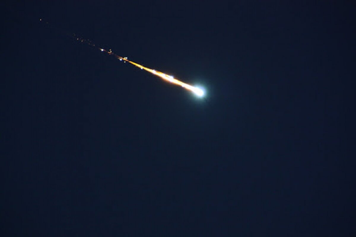 Рухнувший в Японии огромный зеленый метеорит попал на видео 