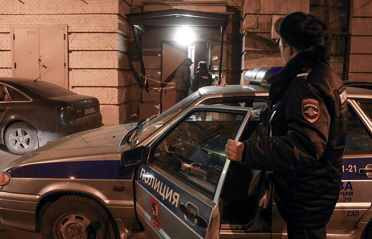 ​Шокирующий инцидент на севере Москвы: неизвестные застрелили мужчину и женщину в подъезде и скрылись с места убийства