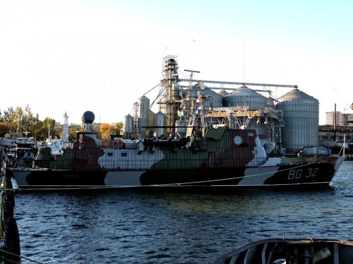 Украина усилила флот в Азовском море выведенным из Крыма крупным кораблем охраны "Донбасс" - кадры 