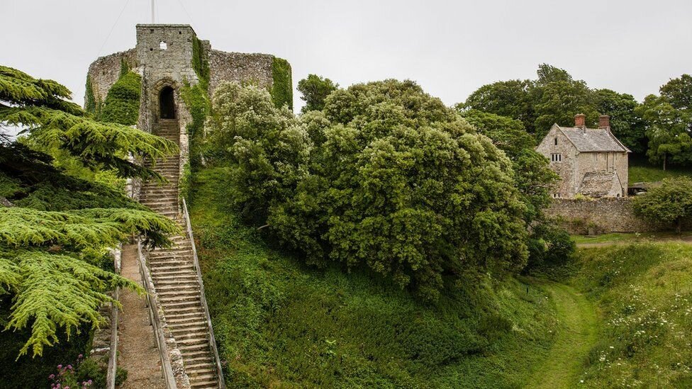 В старинном английском замке призрак хватает людей за руки