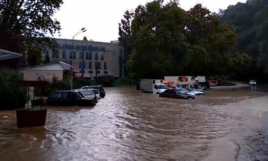 Мощный ливень превратил улицы Сочи в реки: власти приготовились к худшему – кадры
