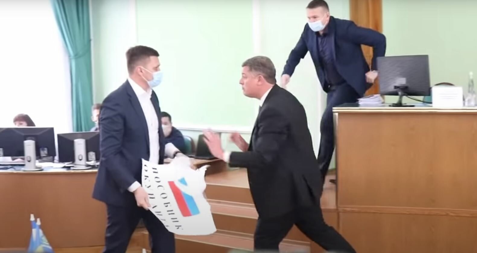 В Сети показали, как украинские депутаты потолкались из-за российского "триколора"