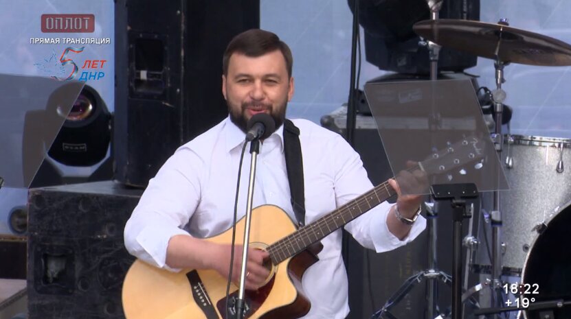 Пушилин на концерте в Донецке спел под гитару о России: "Родина-мать, мы никому не дадим тебя обижать", - кадры