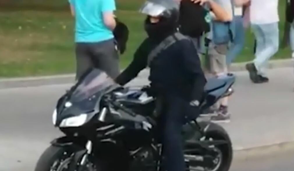 Участники незаконной акции в Москве попытались избить мотоциклиста – кадры потасовки