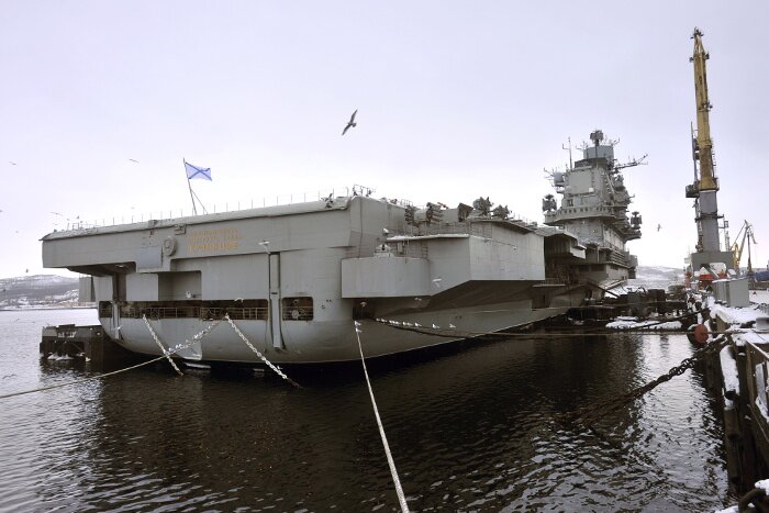 ЧП в Мурманске: плавучий док ушел под воду во время ремонта авианосца "Адмирал Кузнецов"