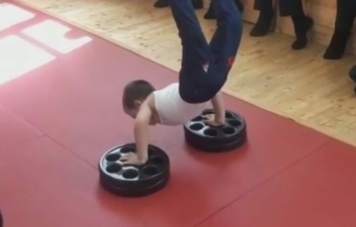 ​Пятилетнему спортсмену из Чечни не был засчитан установленный мировой рекорд по отжиманию - видео