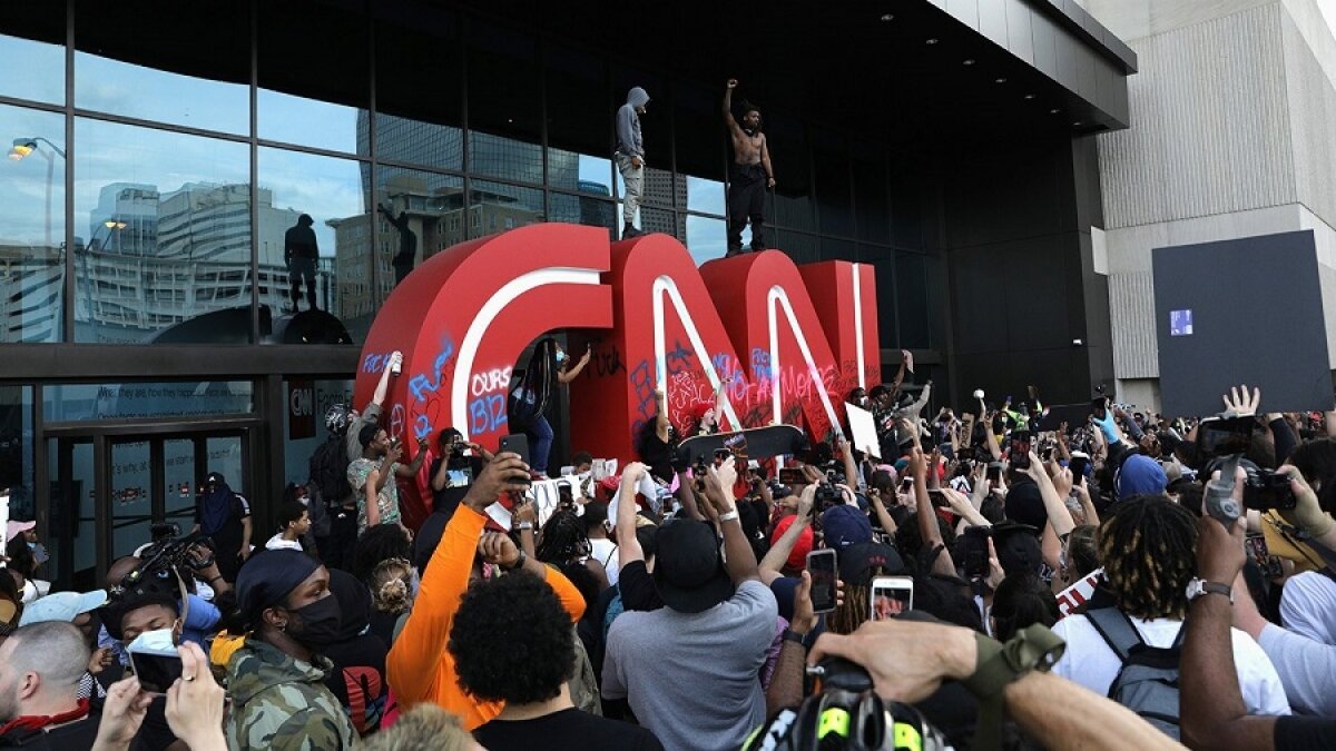 Видео разгрома офиса CNN в Атланте: протестующие разграбили здание