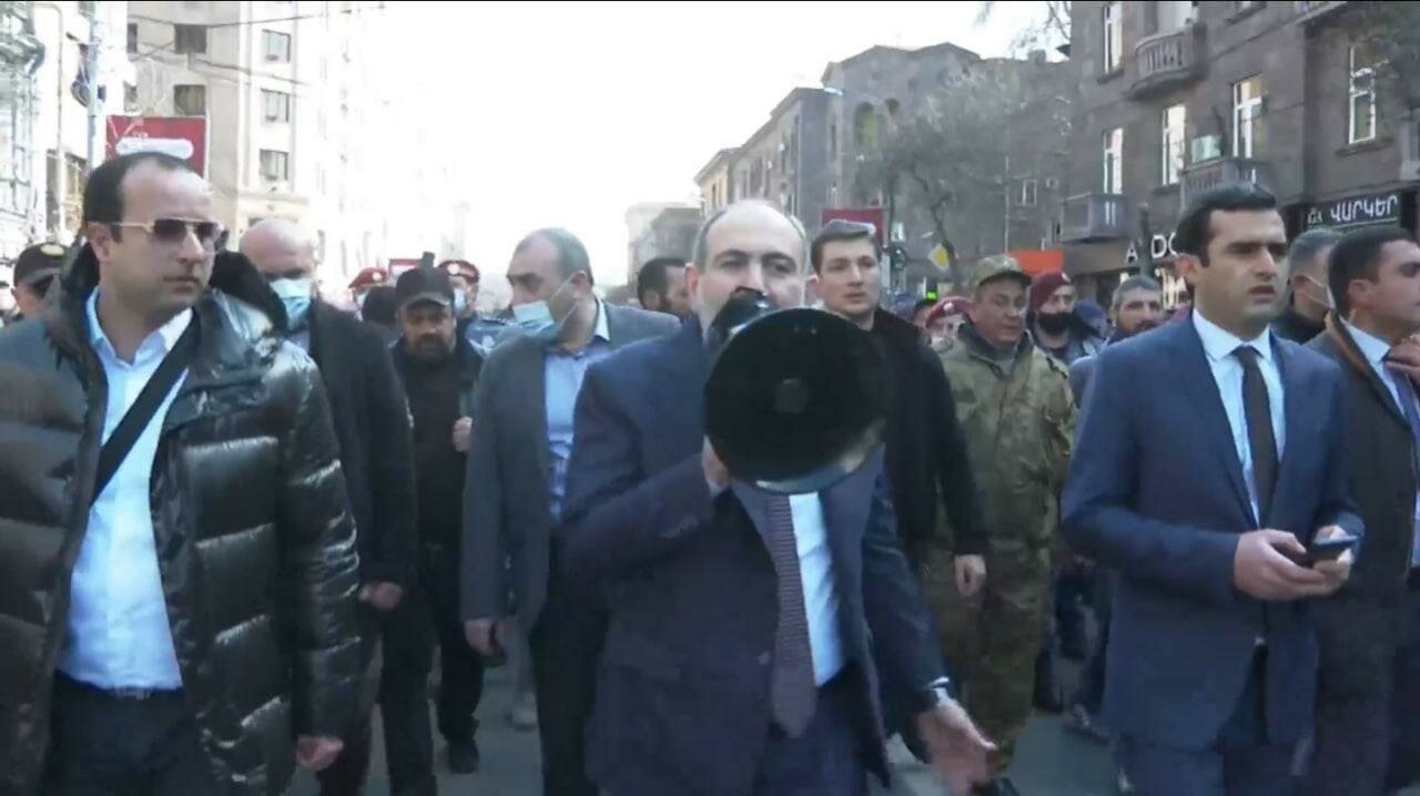 ​Пашинян вышел на площадь в Ереване: озвучены ключевые заявления премьер-министра