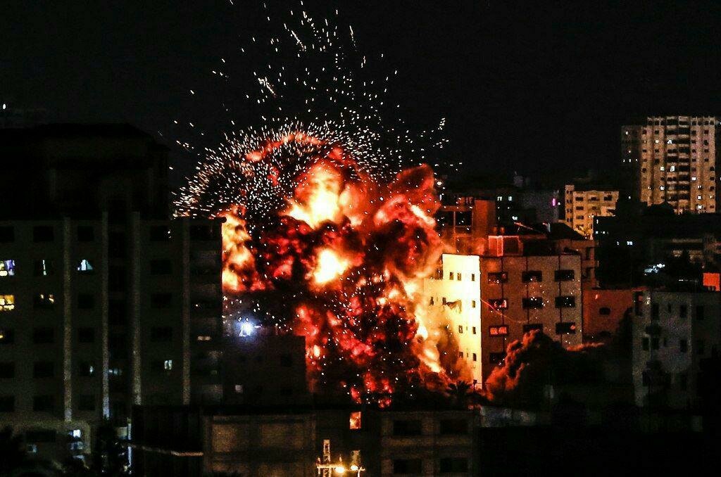 ВВС Израиля нанесли массированный удар по целям ХАМАС в Газе: ряд военных объектов в огне – кадры