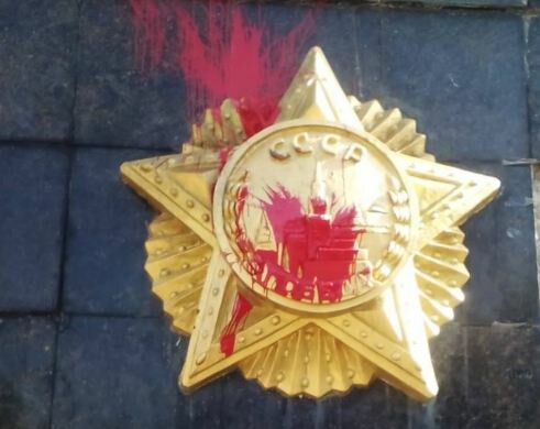 Львовские вандалы осквернили памятный монумент, посвященный советским воинам