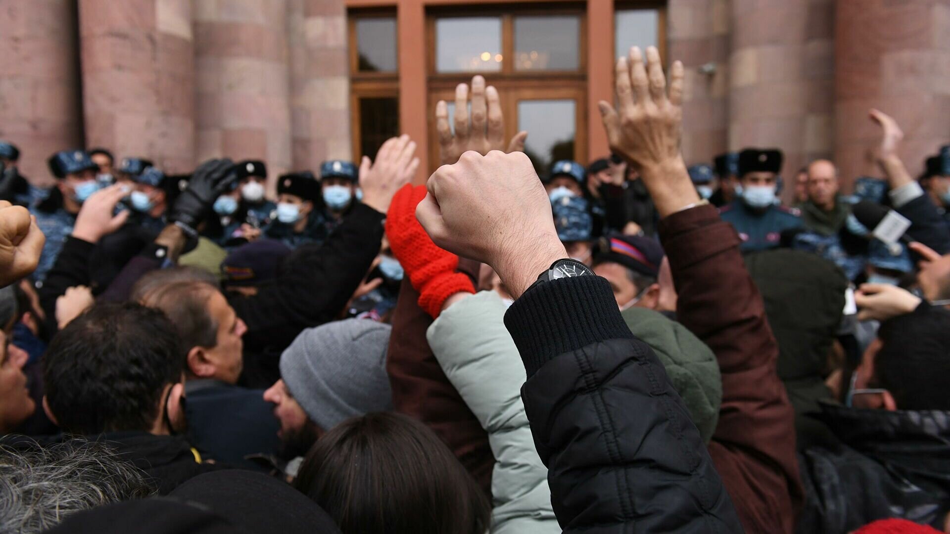 В здание правительства Армении ворвались сторонники оппозиции 