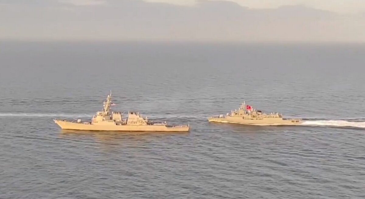 Эсминцы ВМС США и турецкие фрегаты "поиграли мышцами" в Черном море 