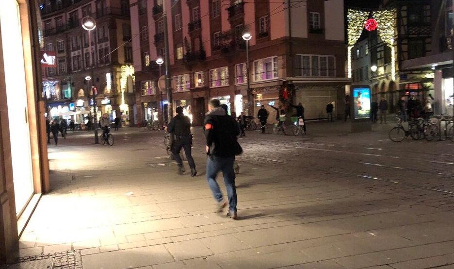 Стрельба в центре Страсбурга: люди разбегаются в панике, есть раненые – первые кадры 