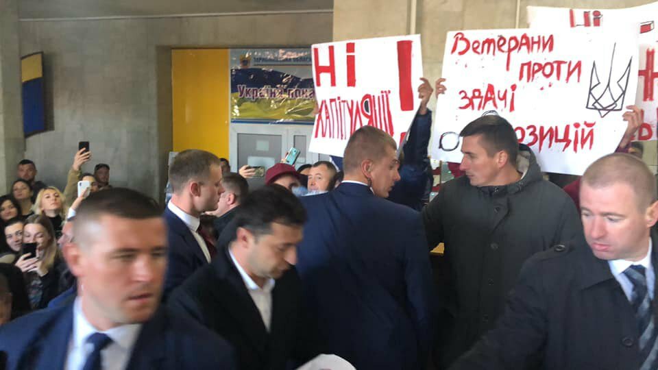 ​Зеленский прошел "коридор позора" в Тернополе под крики "Нет капитуляции!" - опубликованы кадры