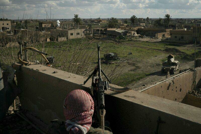 Последние сотни боевиков ИГИЛ окружены в крошечном районе на востоке Сирии – кадры с фронта 
