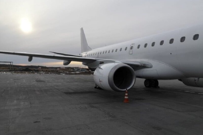 В Хабаровске у самолета Embraer-190 с 18 пассажирами на борту загорелся двигатель