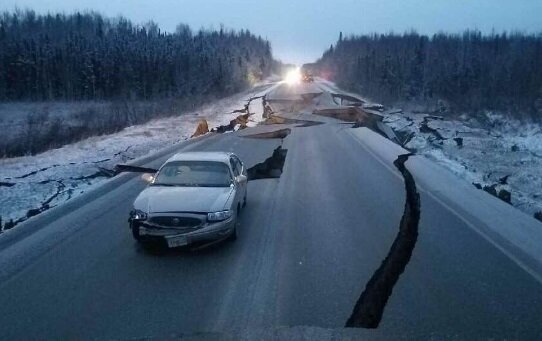 В Сети публикуют страшные последствия землетрясения на Аляске