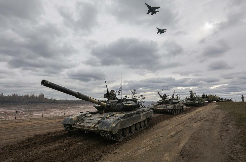 Танки и авиация: у Порошенко похвастались новым оружием украинской армии – кадры