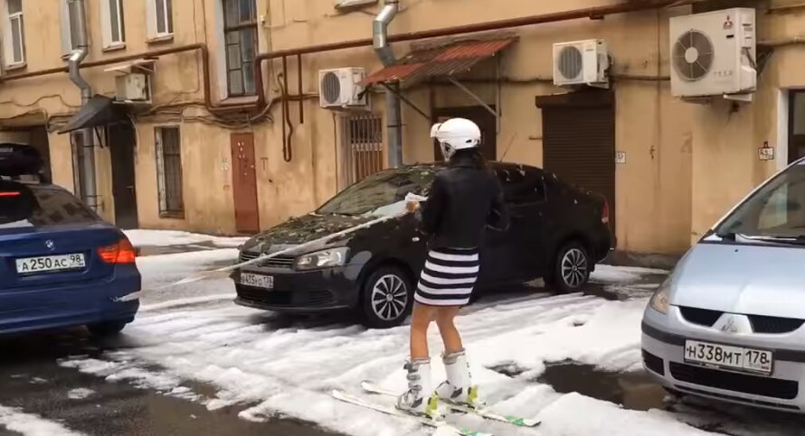 Снег посреди лета: кадры катающейся на лыжах жительницы Петербурга взорвали Сеть