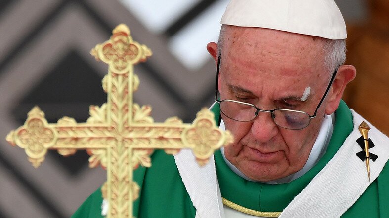 Папа Римский вышел к народу в окровавленной сутане и с синяком под глазом - кадры