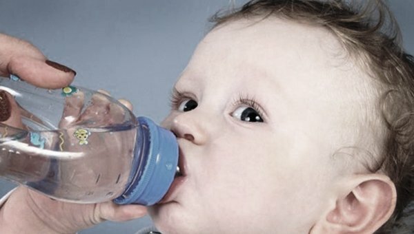 Ученые заявили о смертельной опасности питьевой воды для грудных детей