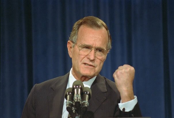 Болезнь Паркинсона и инвалидное кресло не спасли Джорджа Буша от обвинений в сексуальных домогательствах
