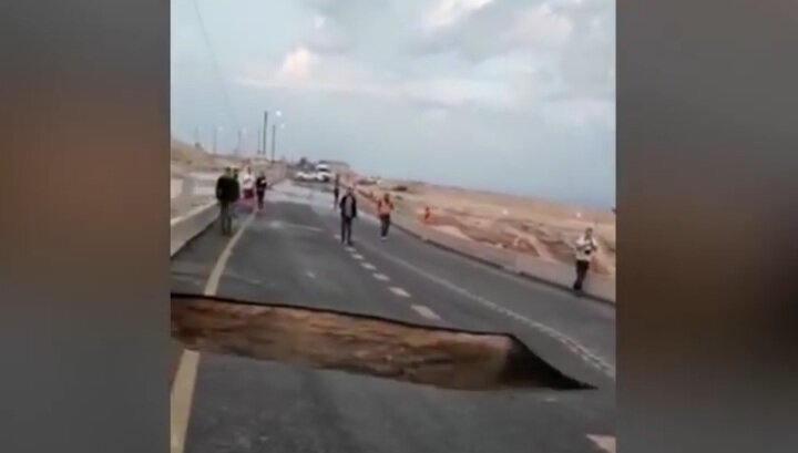 Громадные воронки на дорогах: возле Мертвого моря погодные условия привели к образованию провалов на дороге