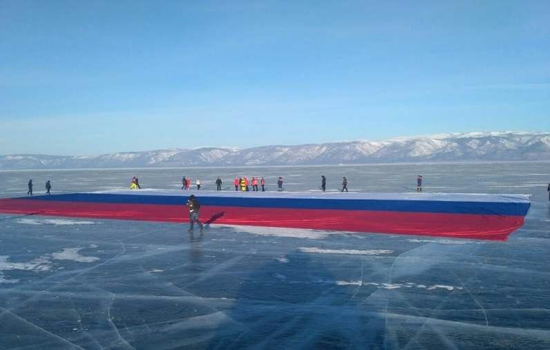 Самый большой российский флаг был развернут на льду озера Байкал - кадры