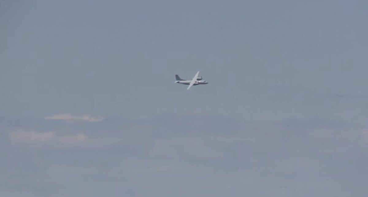 Киев показал заход военного самолета РФ на "боевой курс" над украинским катером "Старобельск"