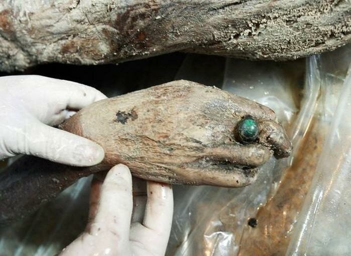 Во время выполнения работ строители раскопали 650-летнюю мумию, погребенную необычным способом, – кадры 