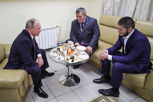 "Путин кое-что ему оставил", – СМИ сообщили детали разговора президента с Нурмагомедовым после боя с Конором