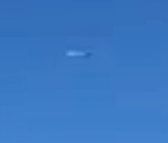 Летели параллельным курсом: пассажиры авиарейса Калининград - Москва пребывали под конвоем НЛО – кадры 