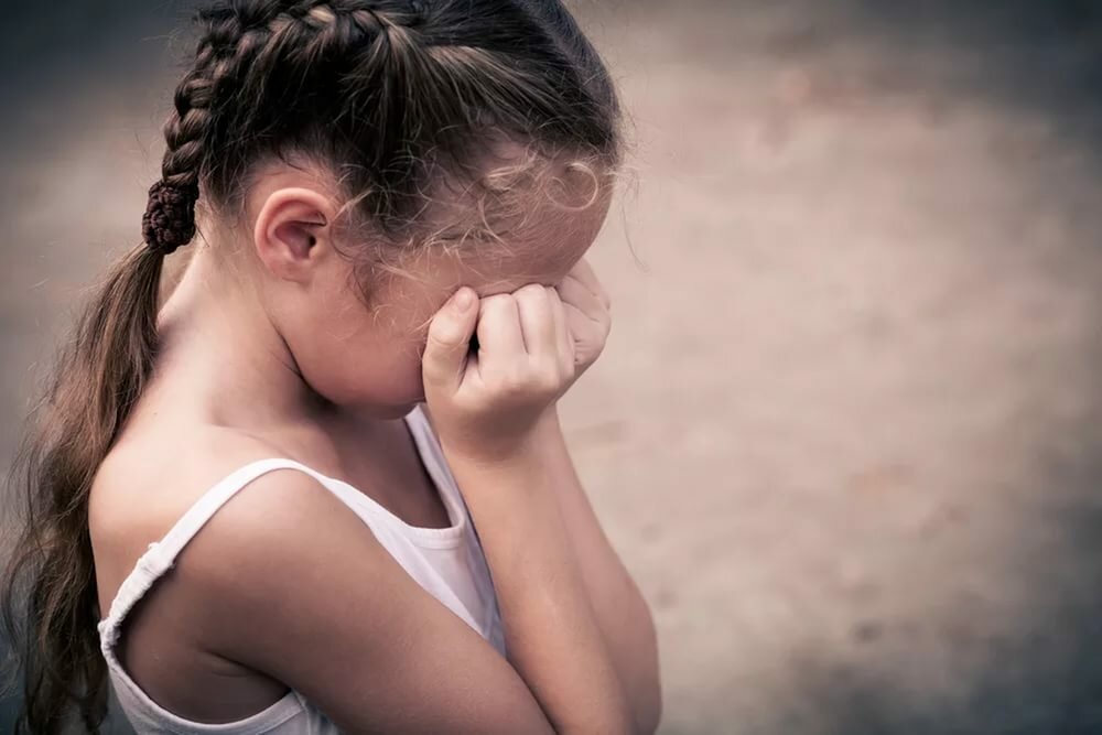 ​Шокирующий инцидент в Иркутске: пока матери не было дома, отчим полторы недели насиловал 11-летню девочку