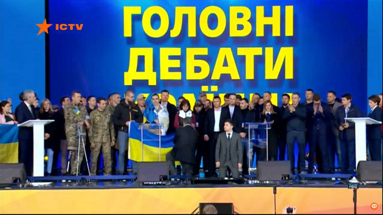 Порошенко и Зеленский на глазах у "Олимпийского" встали на колени перед семьями погибших на войне – кадры 