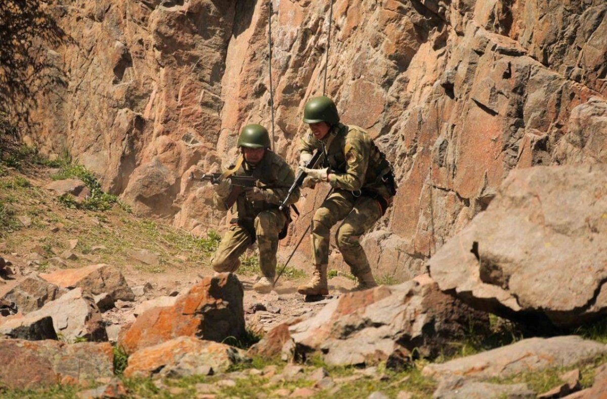 ​Таджикистан снова ведет обстрелы Киргизии, применяя минометы: СМИ сообщили подробности