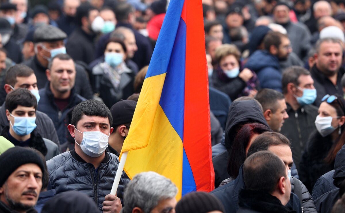 Перекрытие улиц и чучело Пашиняна: кадры митинга оппозиции в Ереване