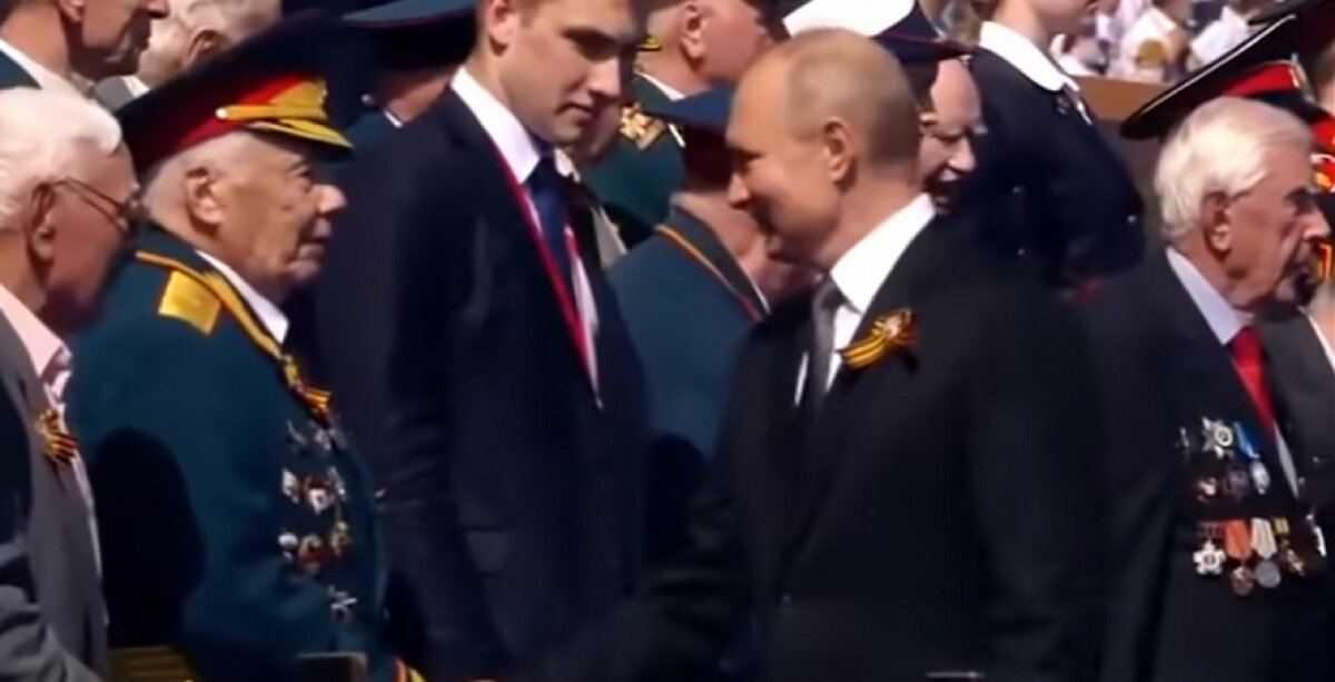 Путин публично не пожал руку Николаю Лукашенко