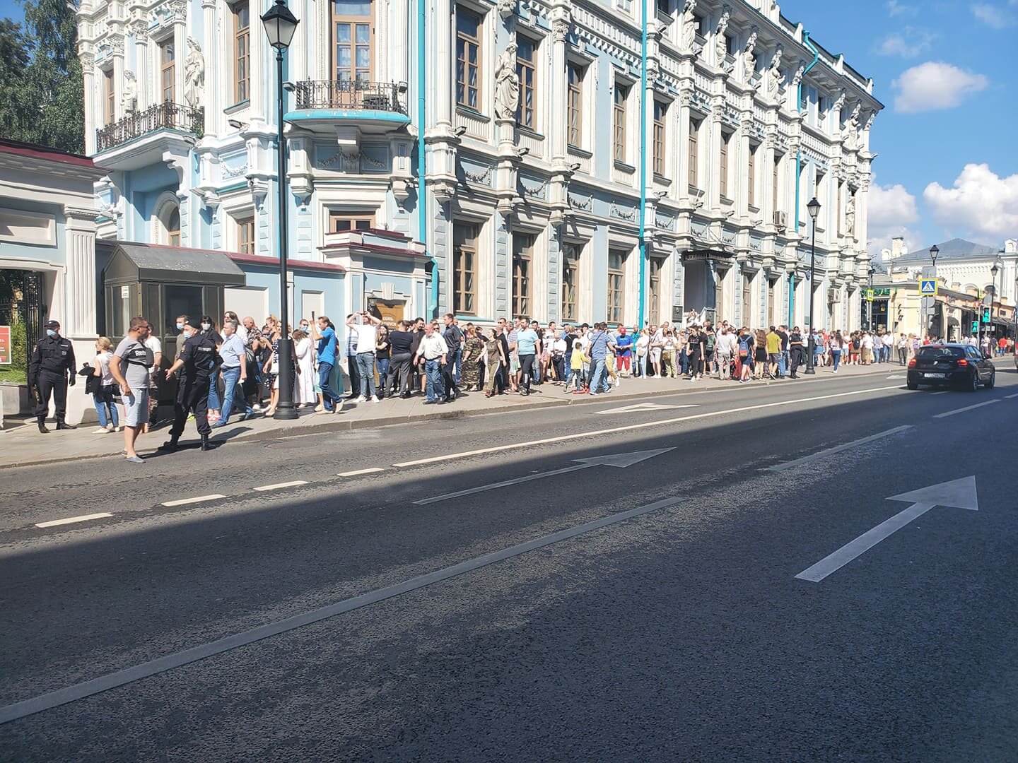 ​“Господа, езжайте на Родину и там меняйте страну”, - россиян возмутили протесты против Лукашенко в Москве