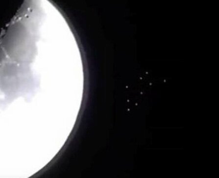 Аномальная активность на Луне: спутник Земли внезапно покинула флотилия НЛО – кадры 