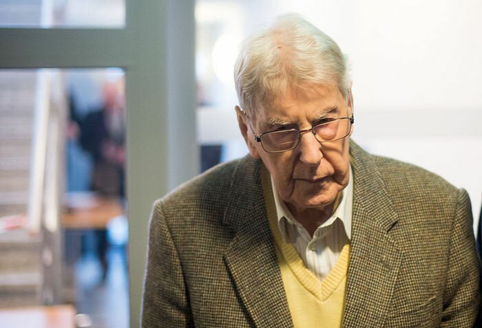 В Германии умер экс-охранник Освенцима Рейнхольд Хэннинг, обвиненный в убийстве 170 тысяч человек
