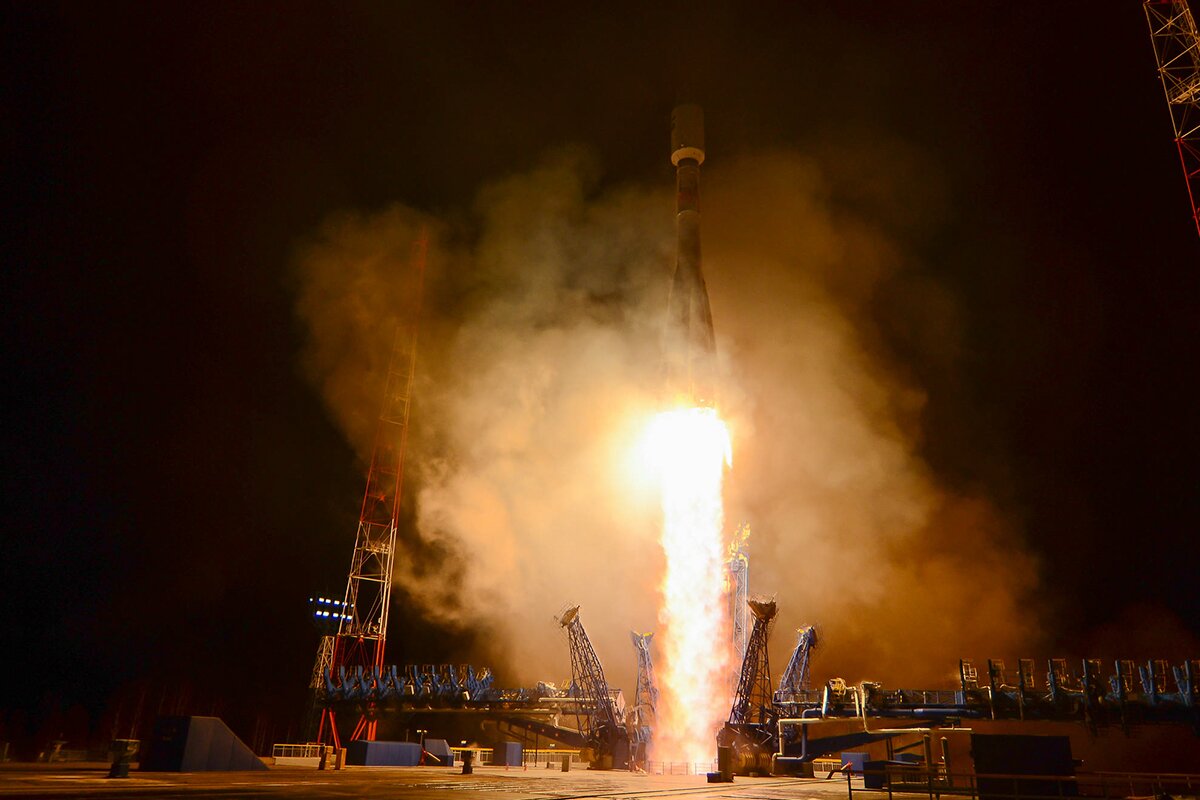В Сети выложили кадры запуска ракеты-носителя "Союз-2.1б" со спутниками связи в Плесецке