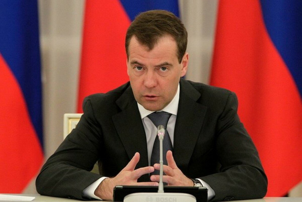 Медведев разочарован позицией Зеленского, вспомнив Порошенко