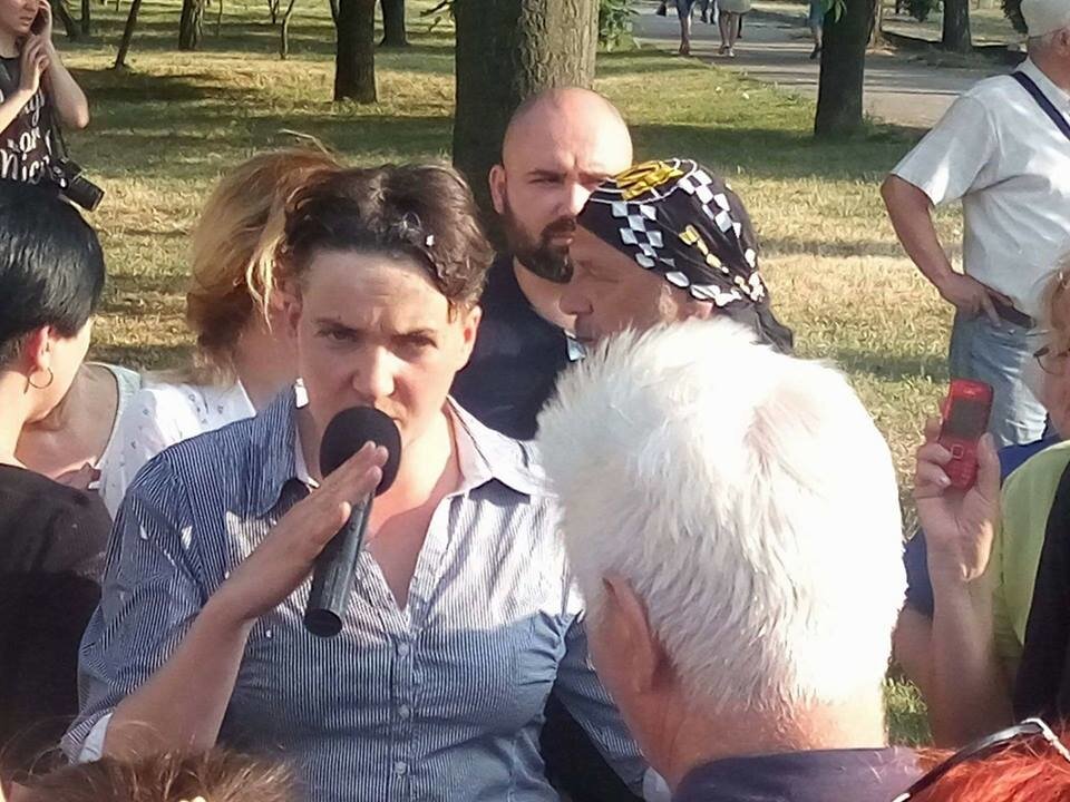 На встрече с жителями Николаева в лицо Савченко полетели яйца – обнародованы кадры потасовки 