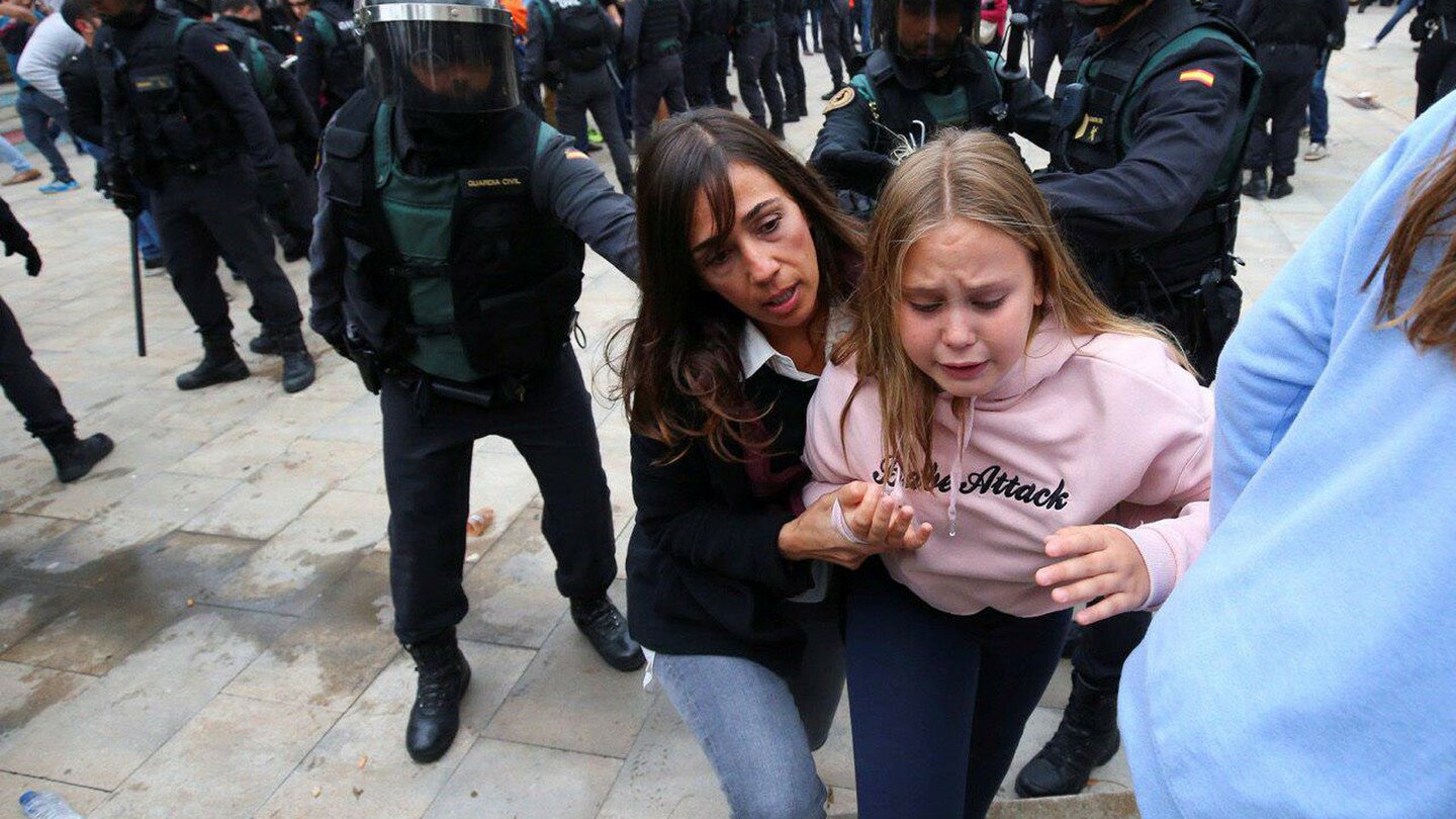 Безумство в Каталонии: полиция силой выводит людей с избирательных участков - кадры