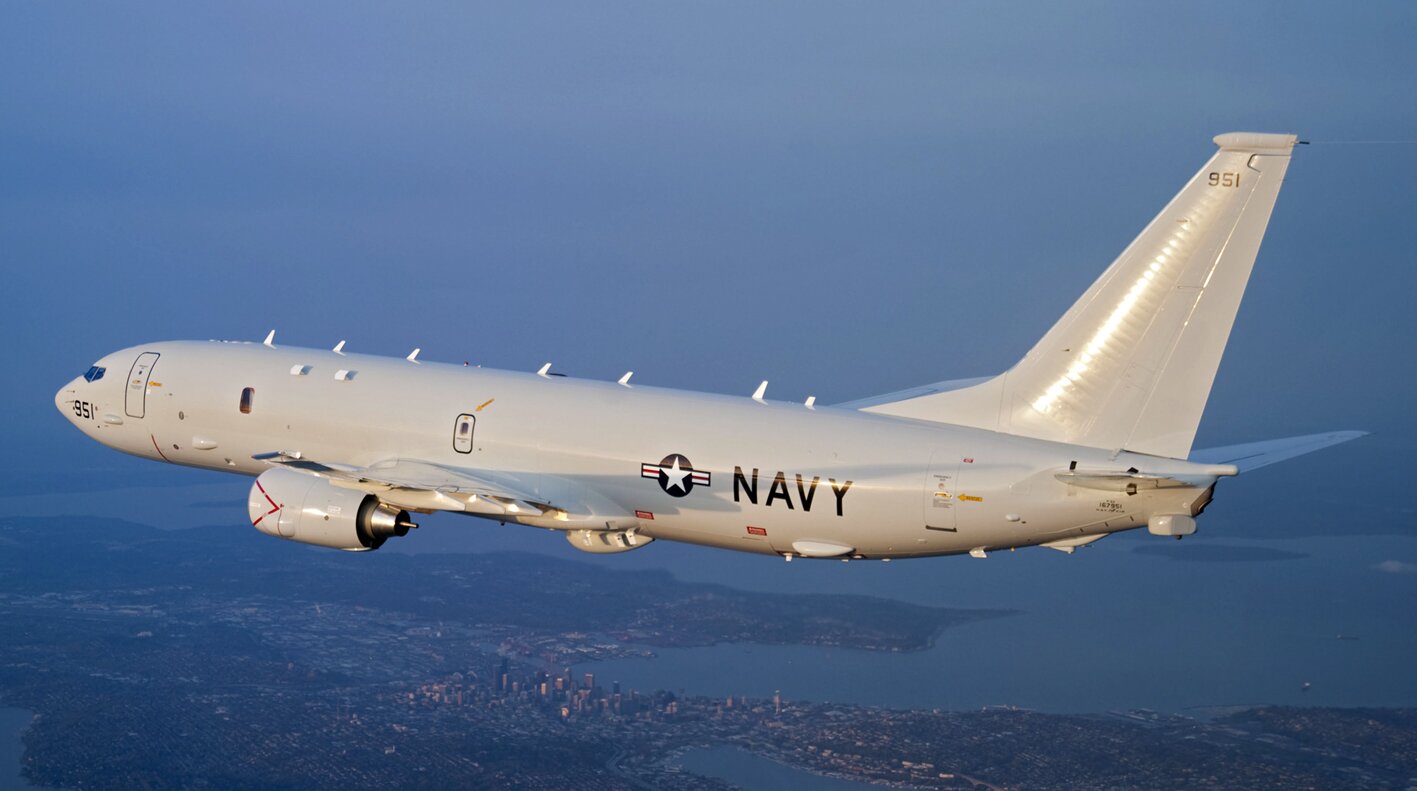 Самолет ВМС США подобрался впритык к российским границам 