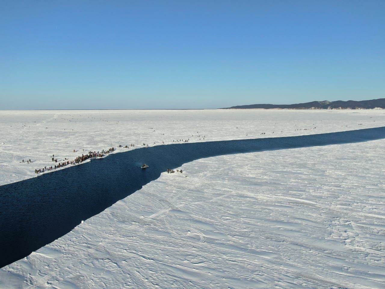 ​Эвакуировано 259 рыбаков с оторвавшейся льдины на Сахалине: опубликованы кадры с места ЧП