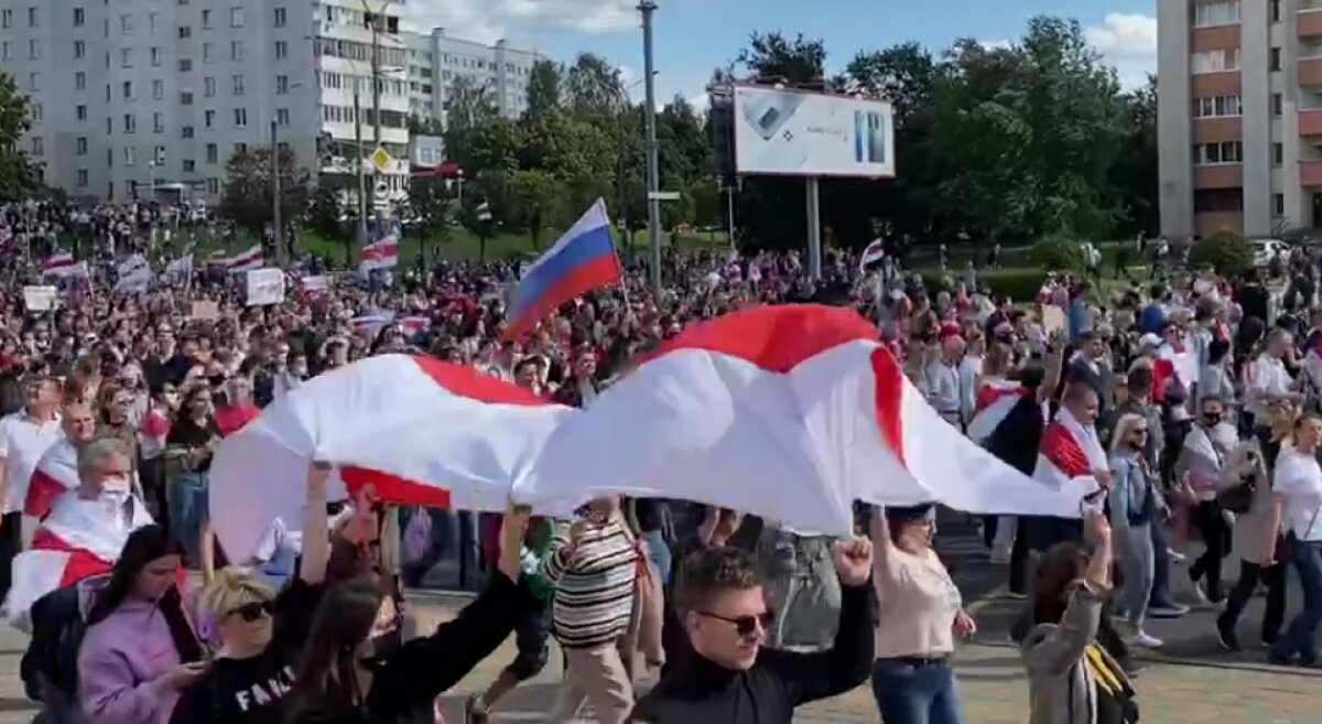 В Минске в колонне сторонников оппозиции подняли флаги России 
